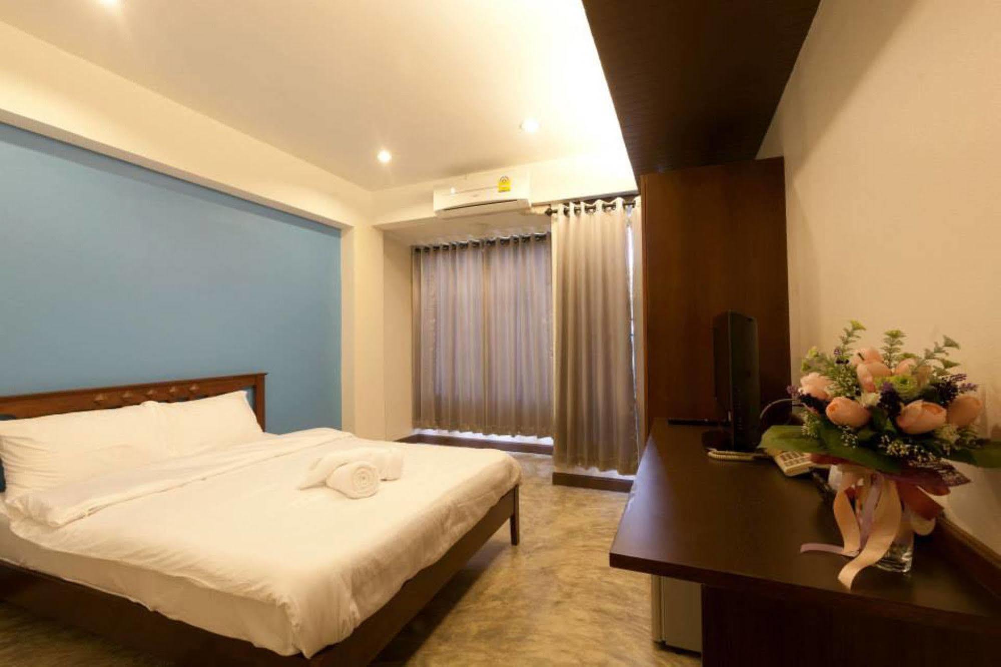 Oyo 233 Sunshine House Hotel Chiang Mai Exterior photo