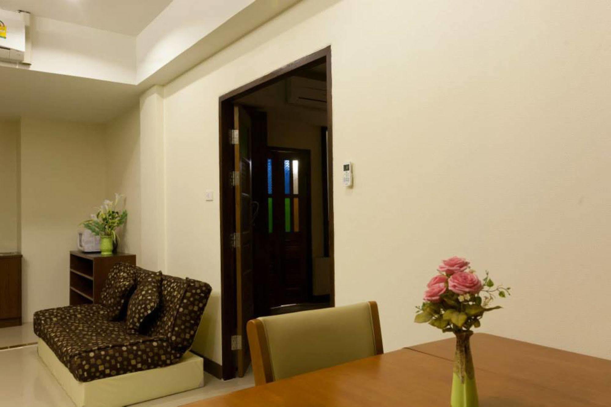 Oyo 233 Sunshine House Hotel Chiang Mai Exterior photo